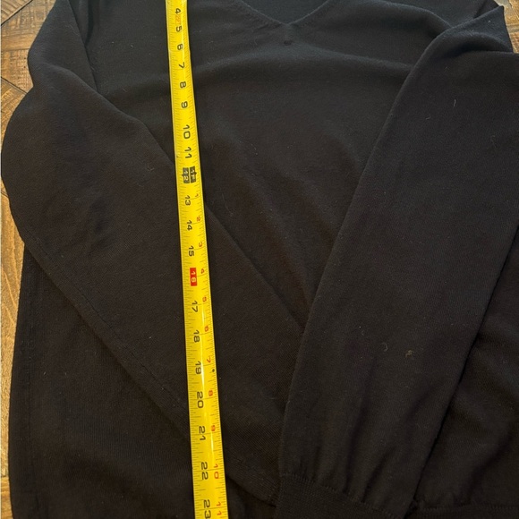 UNTUCKit  Sweater Men's Medium 100%
Merino Wool Navy V Neck Long Sleeve
Pullover - Picture 13 of 14